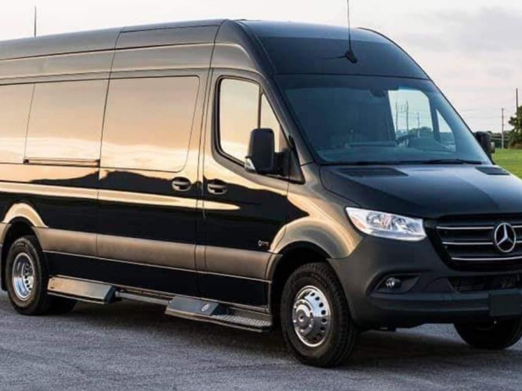 Enjoy the Ultimate Freedom while Traveling with Luxurious Hourly Charter Services